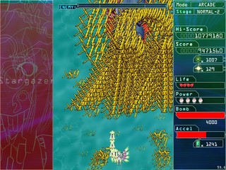 Leiria -Stargazer-のゲーム画面「アクセル状態で敵を倒すと敵が吐いた弾がスコアに変換されます」