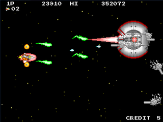 INFINOS(インフィノス)のゲーム画面「ステージ1のボス。ミサイルに注意！」