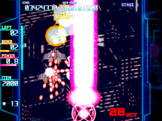 Precious Starのゲーム画面「スプレッド弾やレーザー型ボムなど、前方攻撃に特化したＲ機体。」